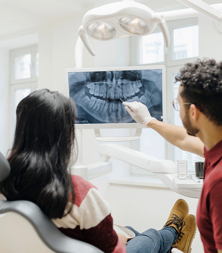 Zdjęcie rentgenowskie wykonane w warunkach klinicznych, używane jako wizualny nagłówek portalu logowania Colgate Professional, przedstawiające diagnostykę higieny jamy ustnej.